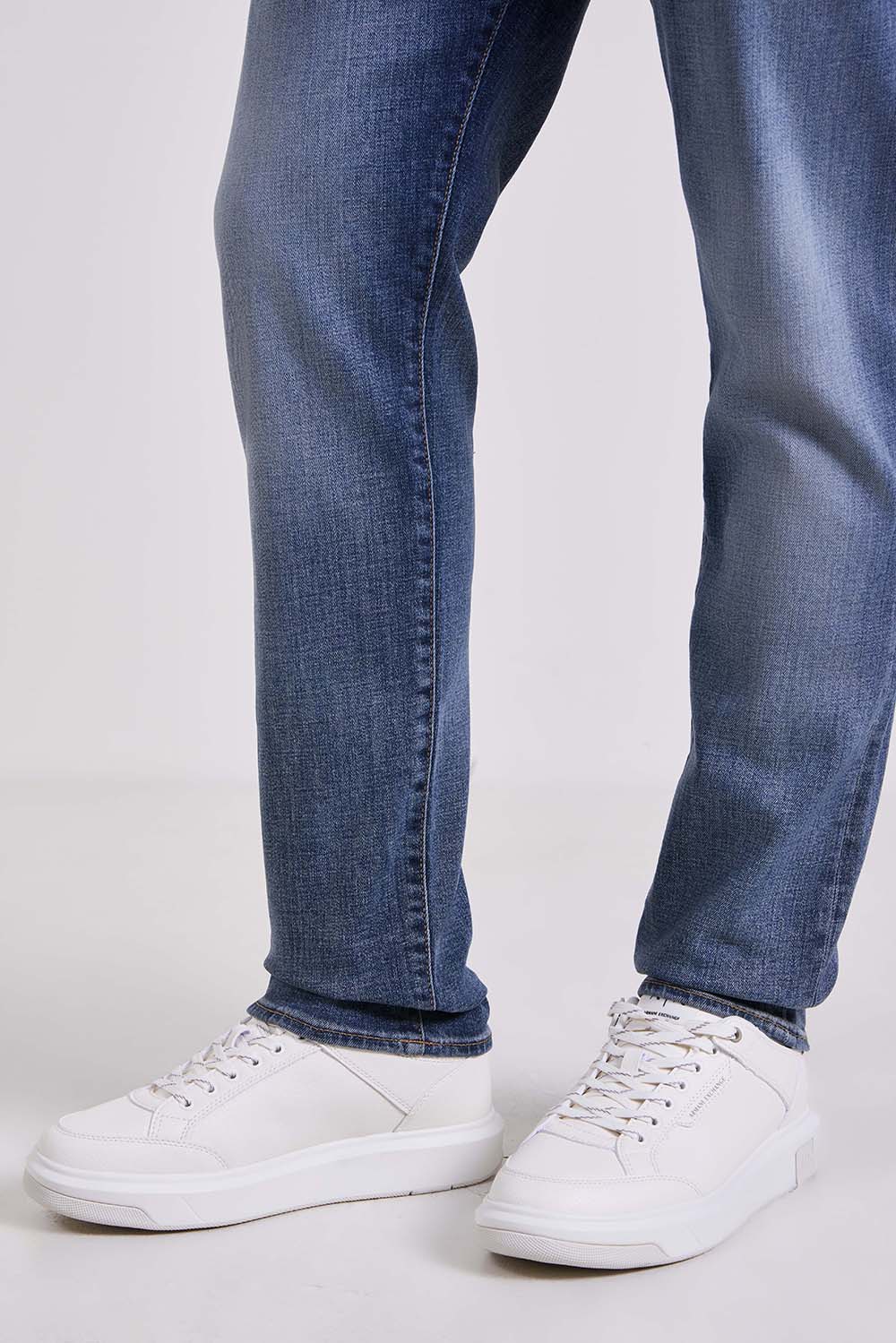 תמונת כל הלוק של נעלי סניקרס